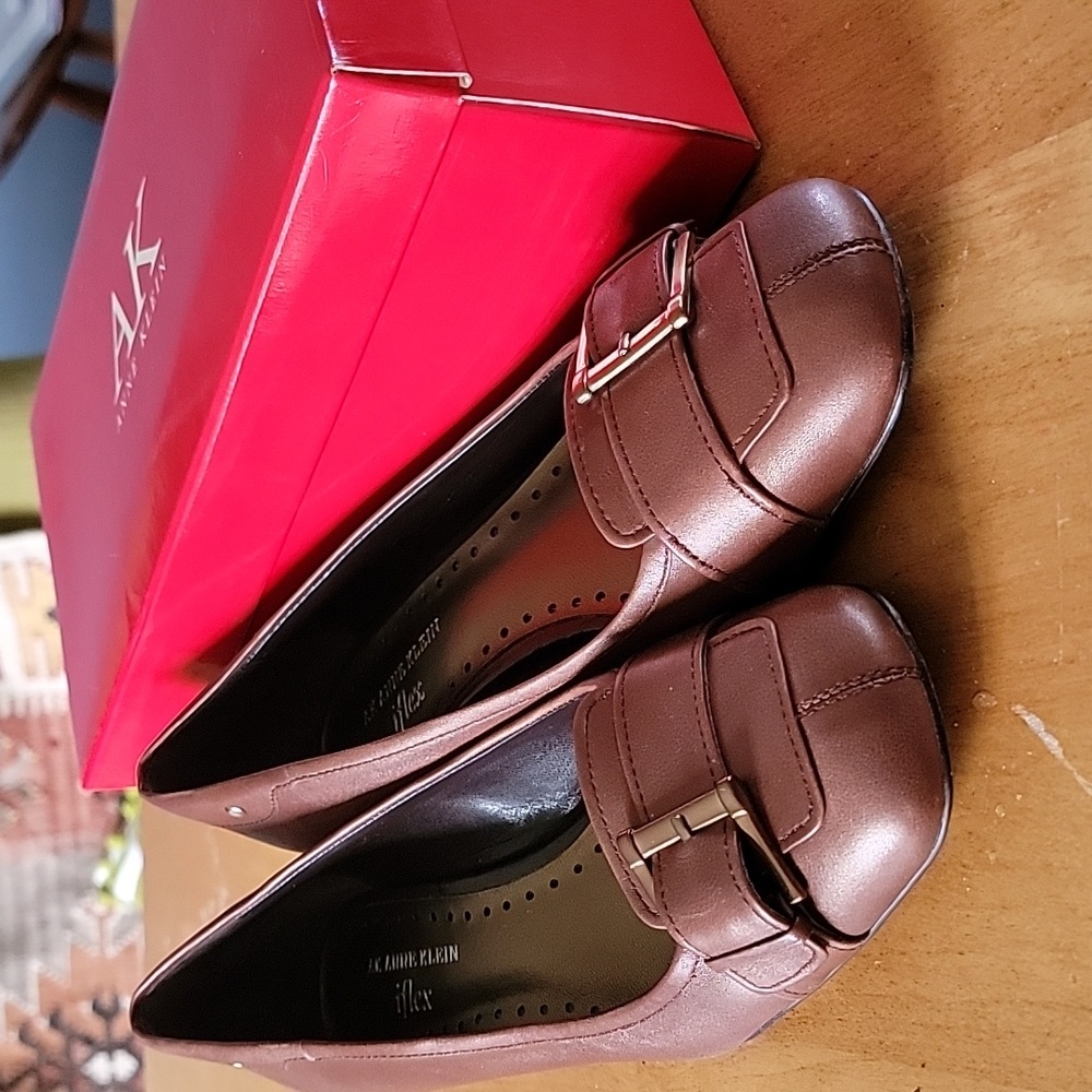 Anne Klein brown leather heels